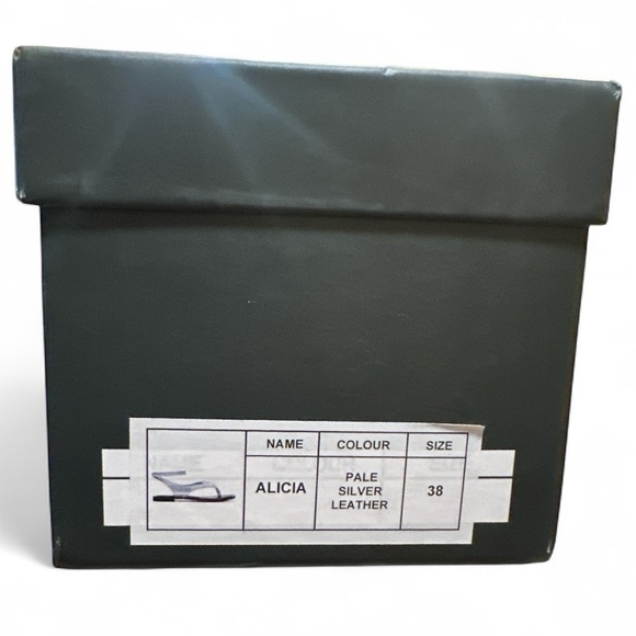 Silent D Tie Up Thong Sandals Size 38 Silver Flat Black Sole Cushioned New - Picture 12 of 12